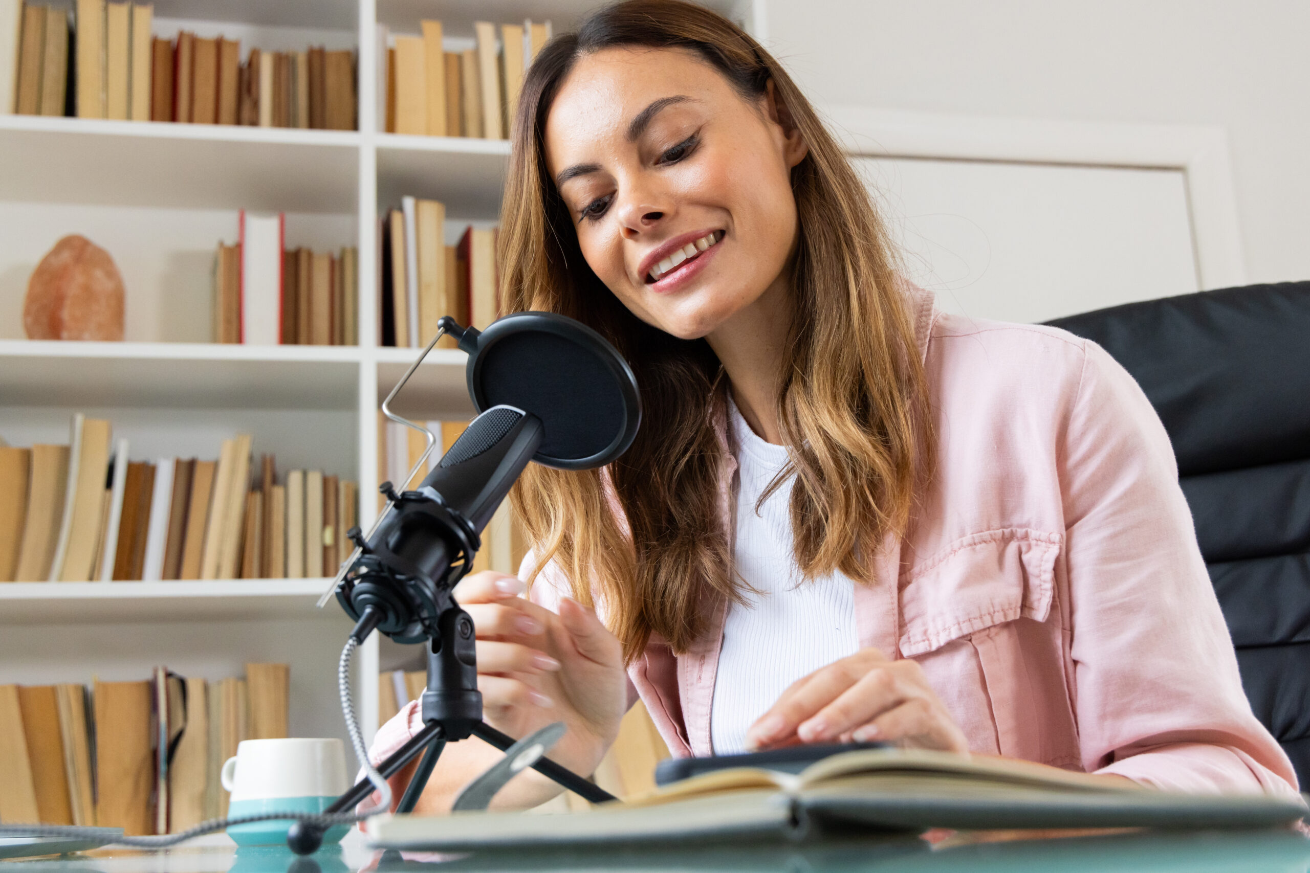 Comédienne qui enregistre un audiobook
